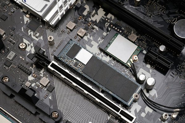 Quel type de SSD NVMe PCIe 4.0 offre les meilleures performances pour un montage vidéo professionnel?